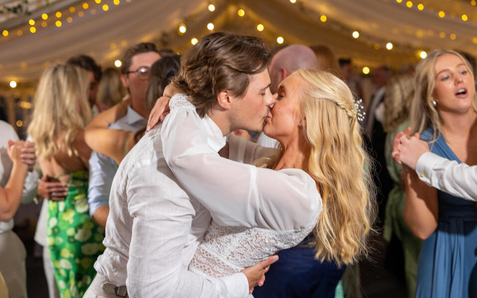 Gjestene står å klapper i et bryllup