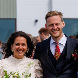 Smilende brudebilde på boretunet